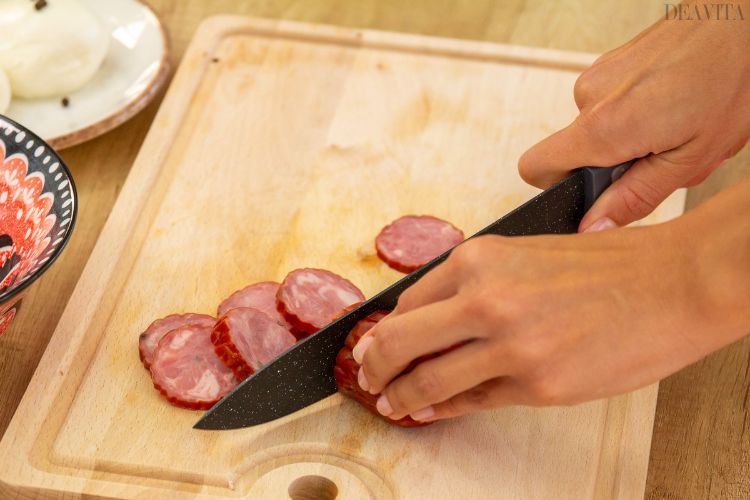 köksbräda skuren salami kökskniv förbered sallad
