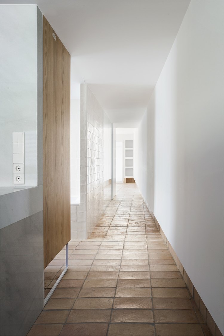 Medelhavsstil-minimalism-hall-terrakottakakel-vita väggar