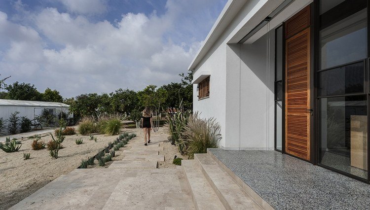 arkitektstudio henkin kaktushus i moshavet Israel med glasfront och stor trädgård med apelsinträd