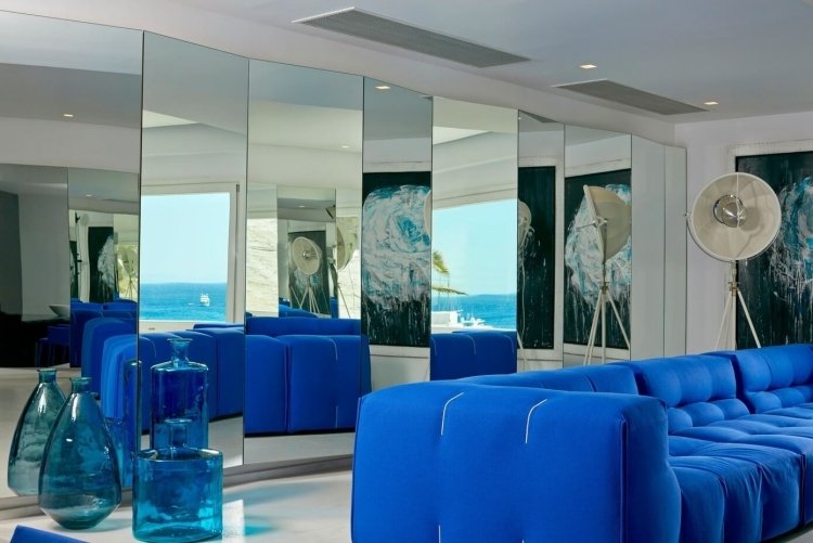 medelhavs-levande-modern-lyx-spegel-vägg-soffa-soffa-blå-ultramarin