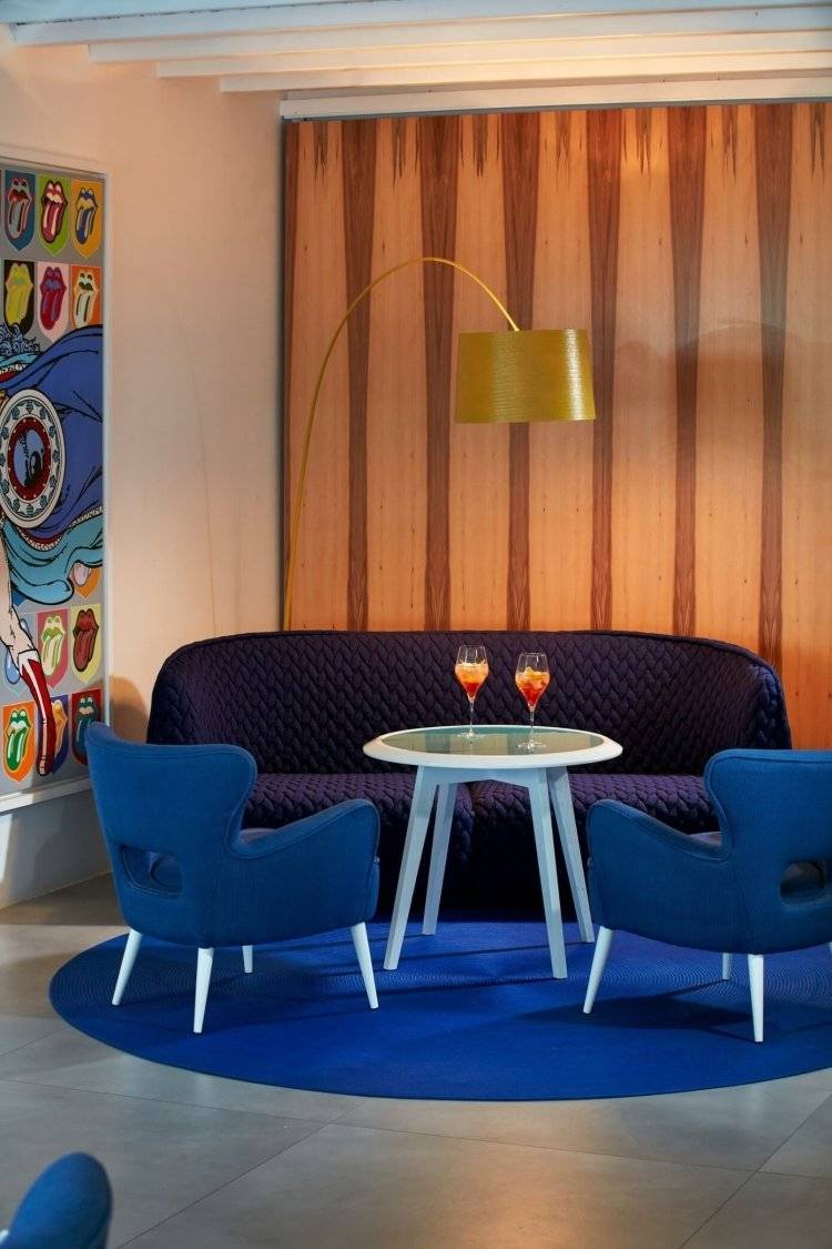 medelhavs-levande-modern-lyx-lobby-soffa-stolar-klädsel-blå