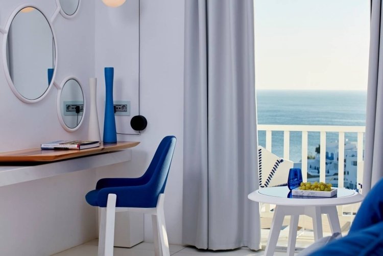 medelhavs-levande-modern-lyx-hotell-rum-toalettbord-vit-blå-utsikter