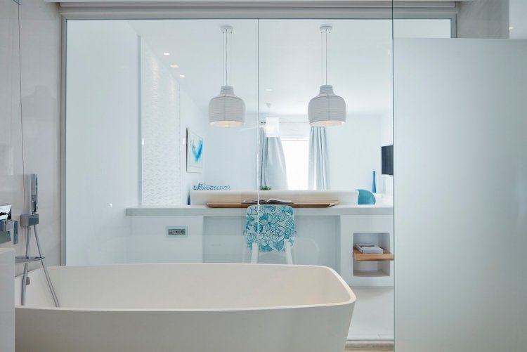 medelhavs-levande-modern-lyx-badrum-glasvägg-vit-badkar