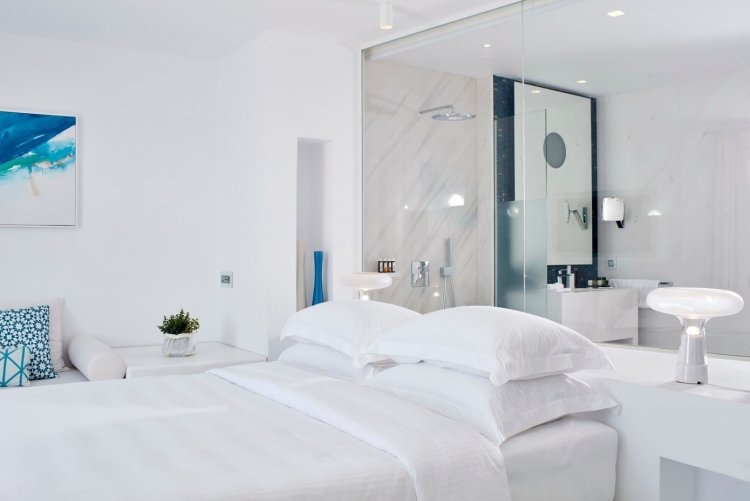 medelhavs-levande-modern-lyx-sovrum-badrum-glas vägg-design-interiör