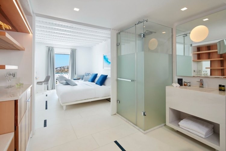 medelhavs-levande-modernt-lyx-hotell-rum-dusch-glas vägg-sovrum