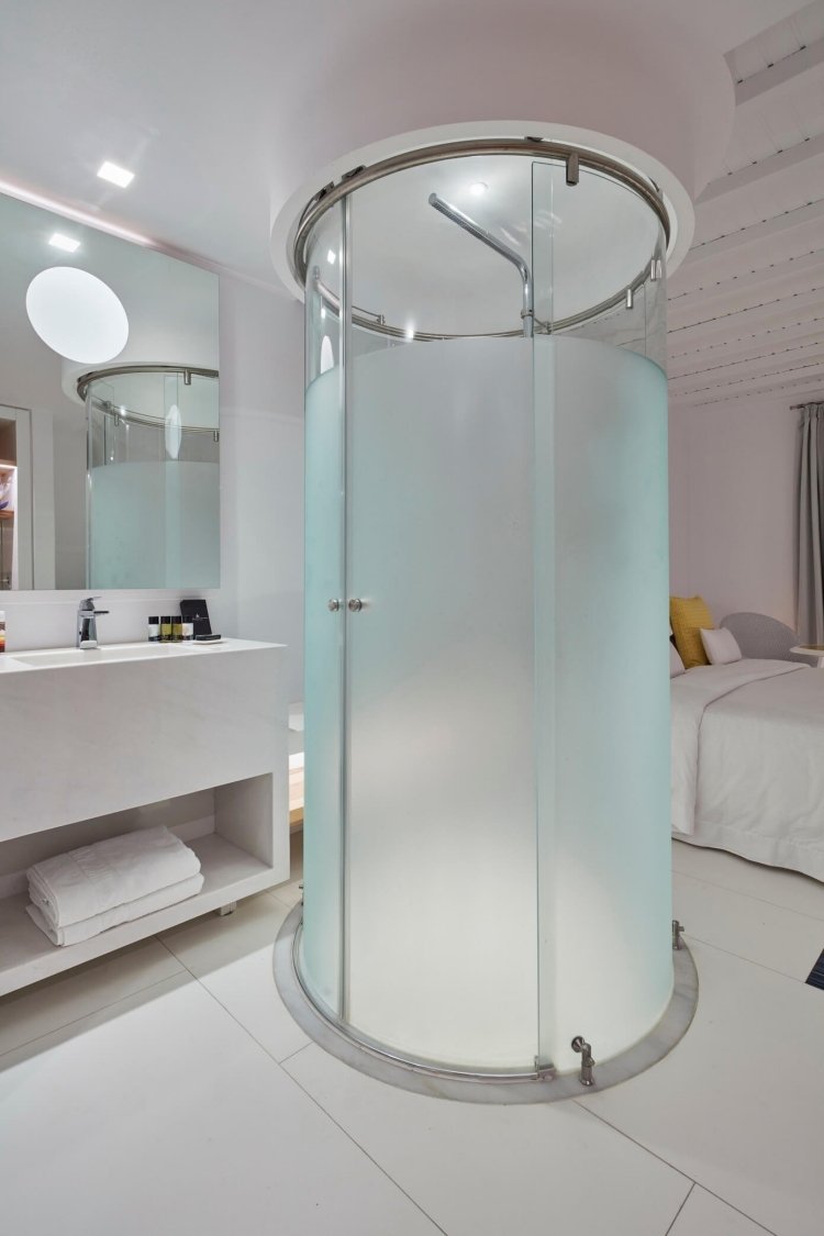 medelhavs-levande-modern-lyx-dusch-skåp-glas-runt-integrerat-rum