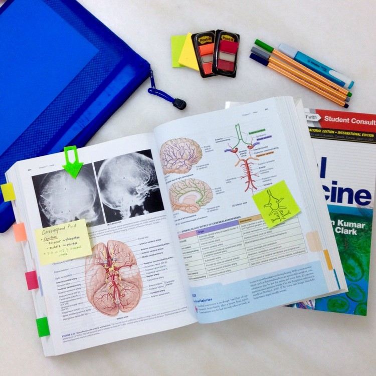 medicinska böcker förbereder sig för tentamen