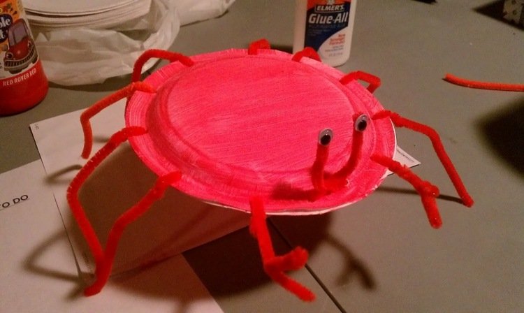 Tinker Crab Pipe Cleaner för att färga googly ögon