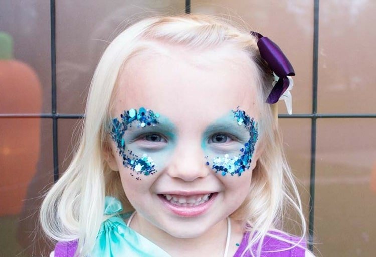 Enkel sjöjungfrunsmink för barn med blått glitter och ögonskugga