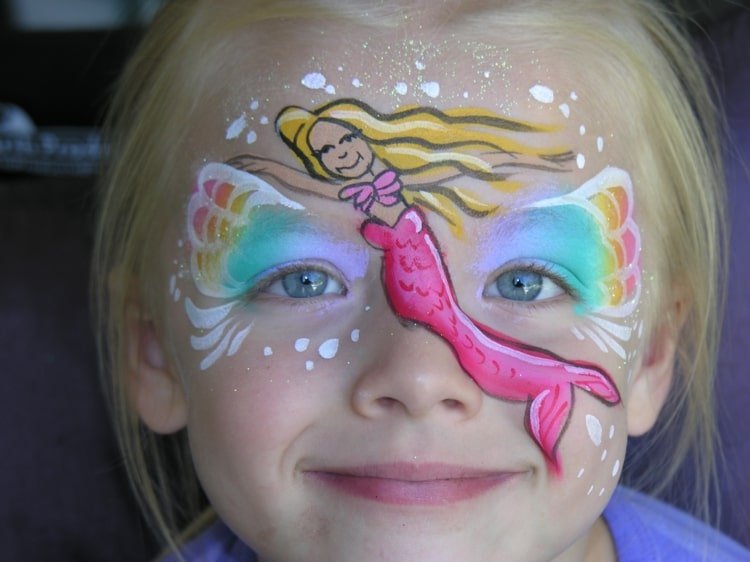 Sjöjungfrur målar i ansiktet för en fest