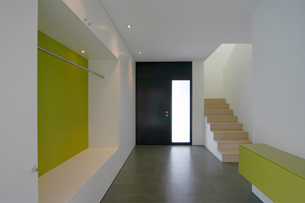 minimalistisk inredning - färgad vägg