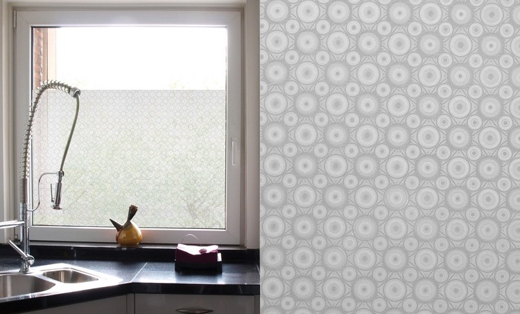 fönsterfilm-sekretess-skydd-kök-cirkulärt-mönster-mjölk-ogenomskinligt