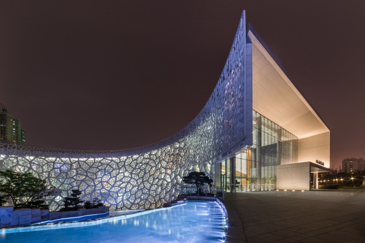 Mästerverk av modern arkitektur -museum-fasad-struktur-glas-ekologiskt
