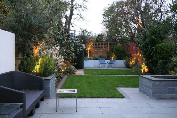 modern trädgård design gräsmatta-sekretess-skydd-växt-golv-lampor