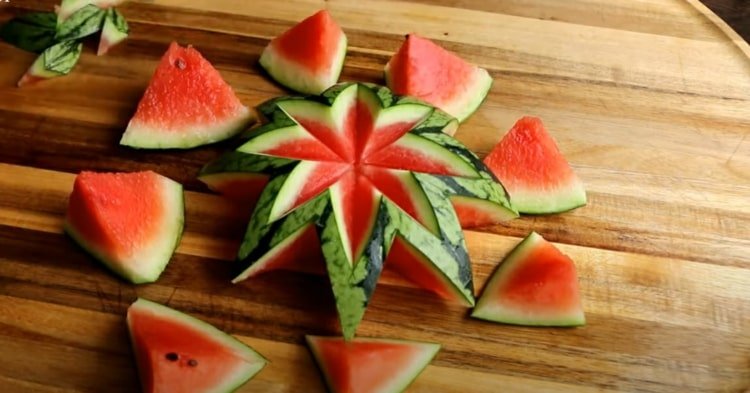 Skär melon med en stjärna som motiv för en dekorativ buffé