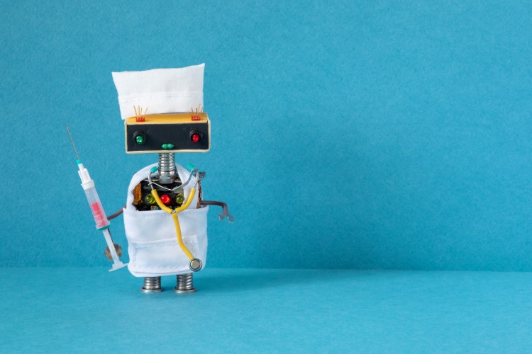 liten robot klädd som sjuksköterska med spruta