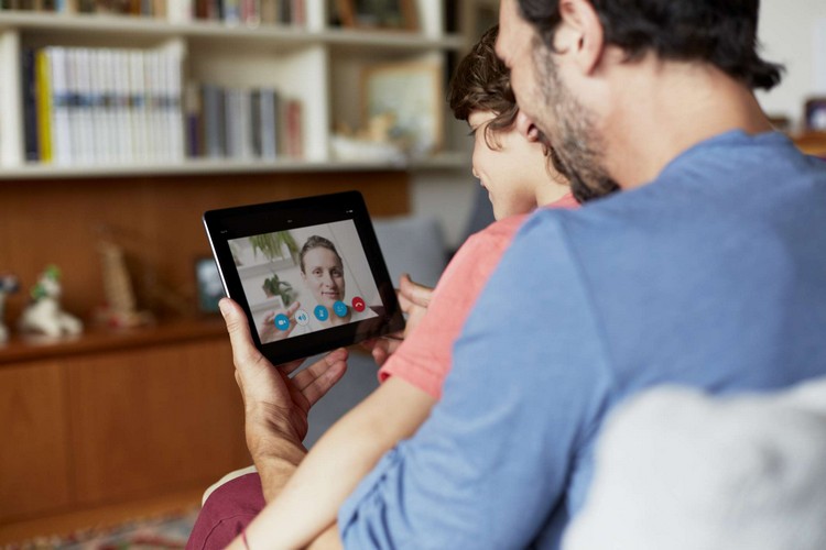 håll dig i form och prata med familjen i telefon