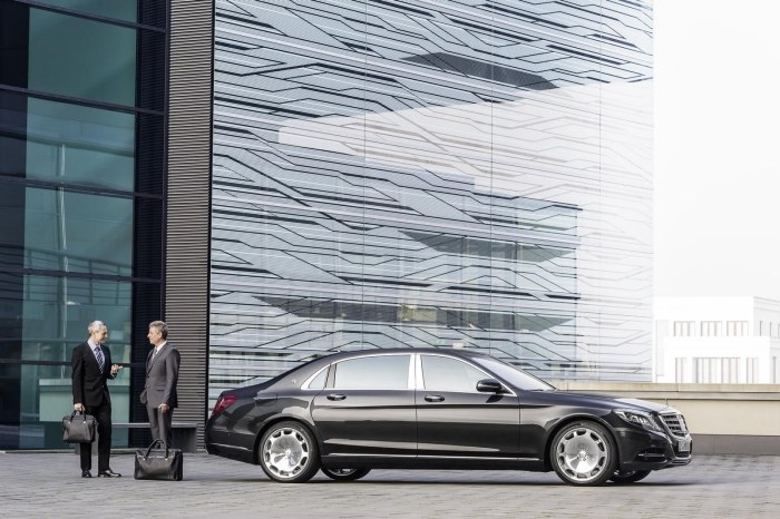 Mercedes-Maybach-S-600-lyx-klass-klar-arkitektur-design-med-ädel-material-kontrollelement