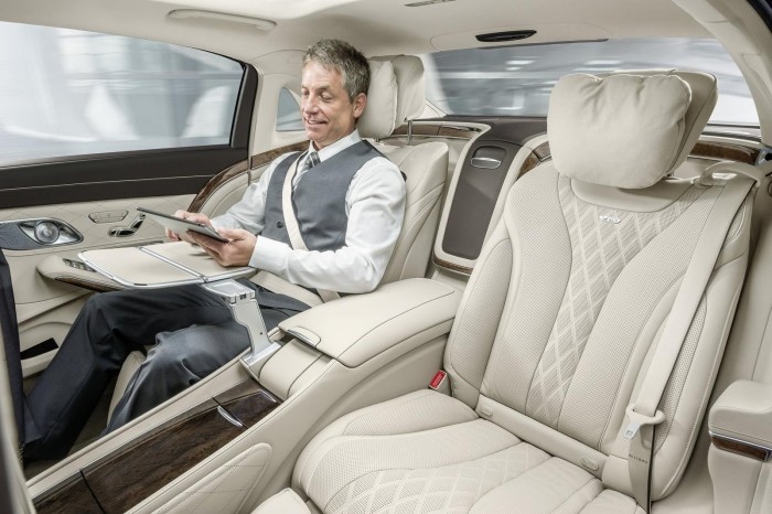 Mercedes-Maybach-S-Klass-Coupe-fällbara säten-vadderstöd-komfort nackstödsbord