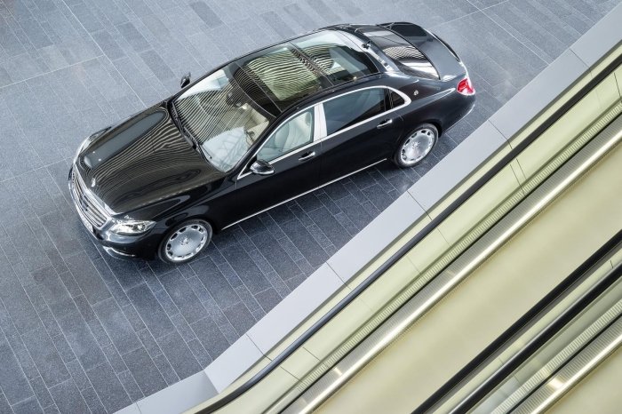 Mercedes-Maybach-S-klass-bilder-vy-från-övre-lyx-bil-svart