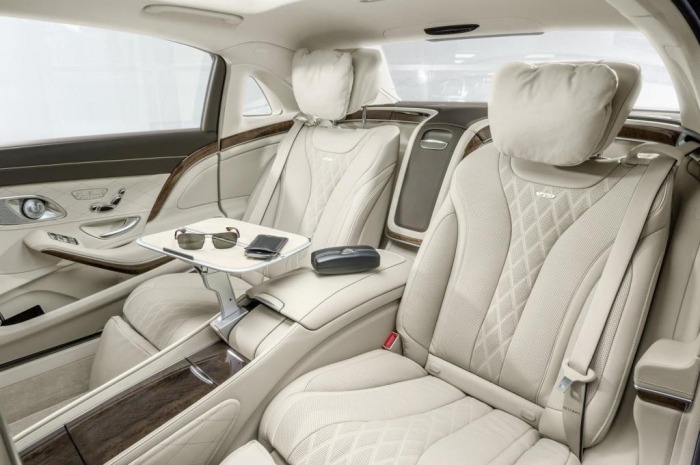 Mercedes-Maybach-S-600-interiör-bak-område-rymliga-säten-viloläge