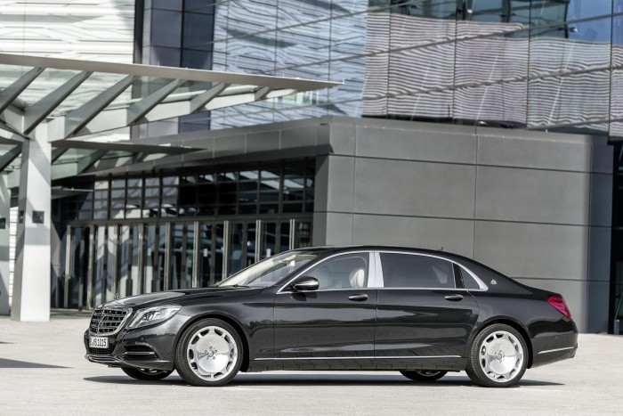 Mercedes-Maybach-S-klass-svart-distinkt-bakdörr-design