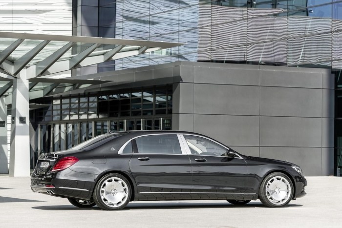 Mercedes-Maybach-S-600-lyx-mobil-bak-dörrar-linjer-specialisolering