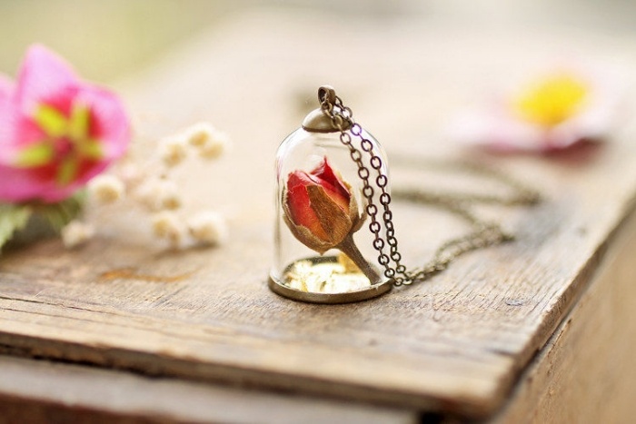 Handgjorda-smycken-hängande-vintage-rubin-robin-boutique-blomning