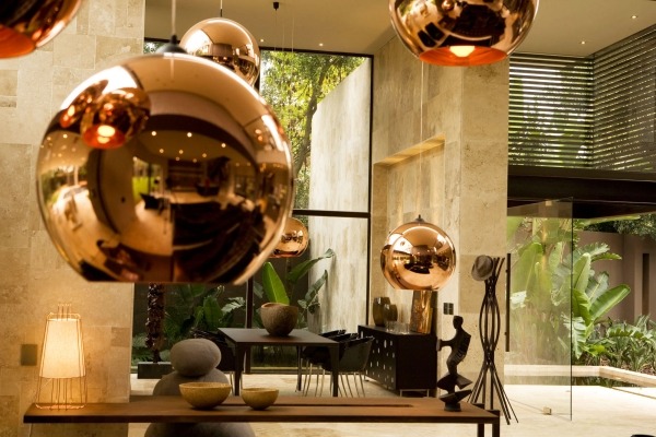metall accenter i dekor hängande lampor kopparsvarta möbler