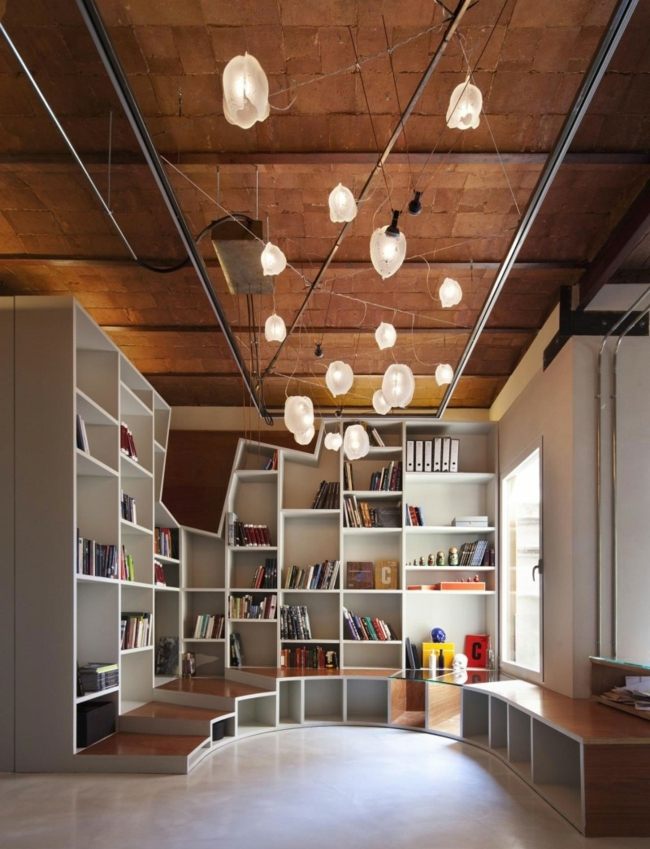 Belysning böcker förvaringsutrymme vardagsrum sparar utrymme