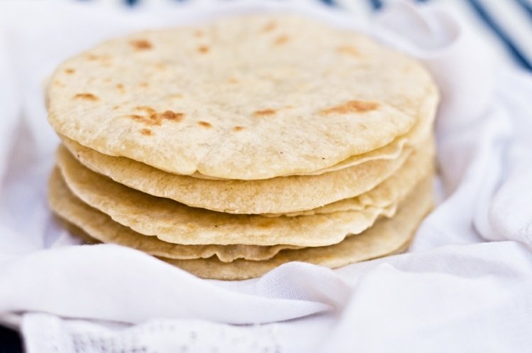 mexikanska-recept-tortilla-gör-det-själv-stekt-plattbröd-vetemjöl-majsmjöl