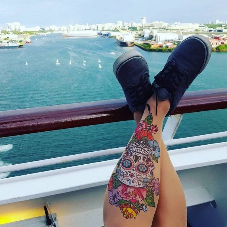 havsutsikt och yachter från balkongen tatuerade ben mexikansk skalle