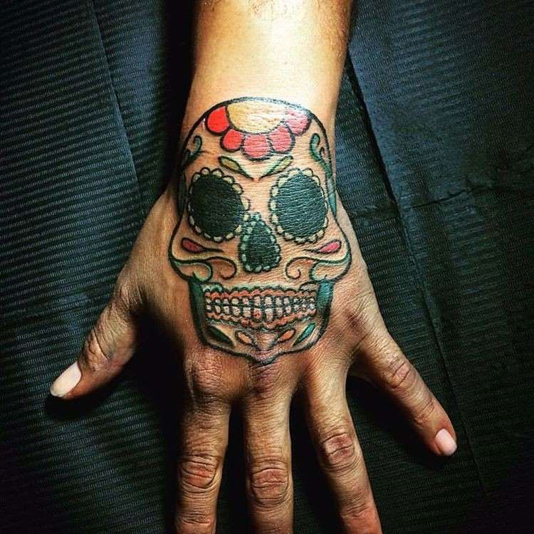 mexikansk skalle tatuering design med färg på handen och handleden