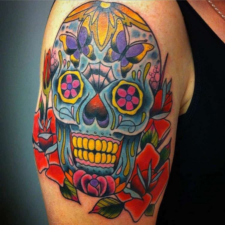 färgglada mexikanska skallehuvud tatuering överarm axel fjärilar