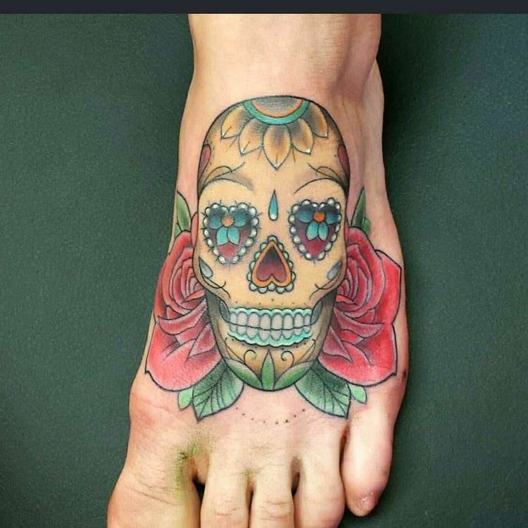 färgad skalle tatuering på fot tatuering motiv