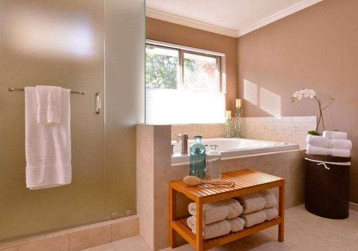 Sekretess-i-badrummet-dusch-skåp-frostat-glas-skiljevägg-idéer-modernt badrum