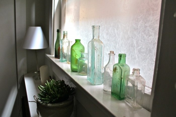 Sekretess-i-badrummet-glas-frost-effekt-dekoration-med-flaskor