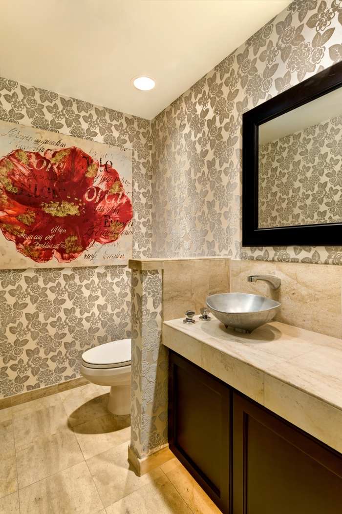 Sekretess-i-badrummet-med-toalett-vägg-design-tapeter