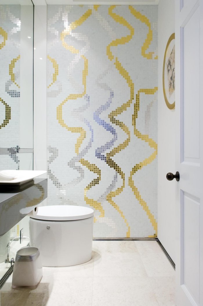 Sekretess-i-badrummet-skydda-vägg-dekor-guld-silver-effekt-mosaik