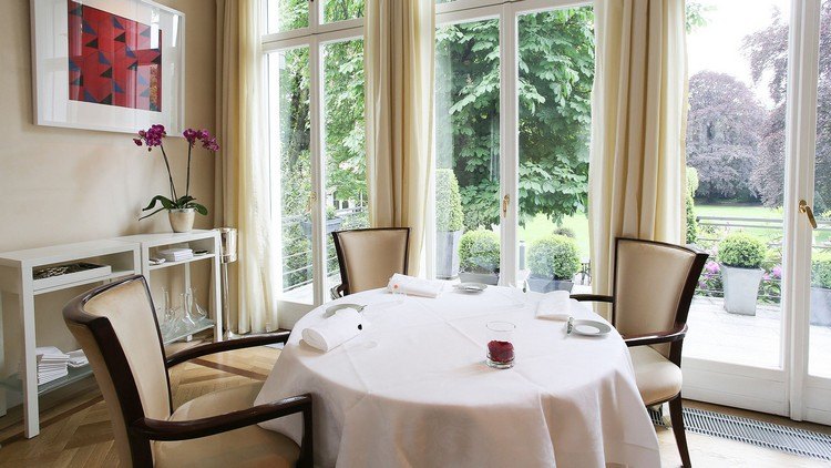 michelin restauranger tyskland restaurangguide exklusiv gastronomi klaus erfort pensionat minimalistisk design trädgårdsterrass