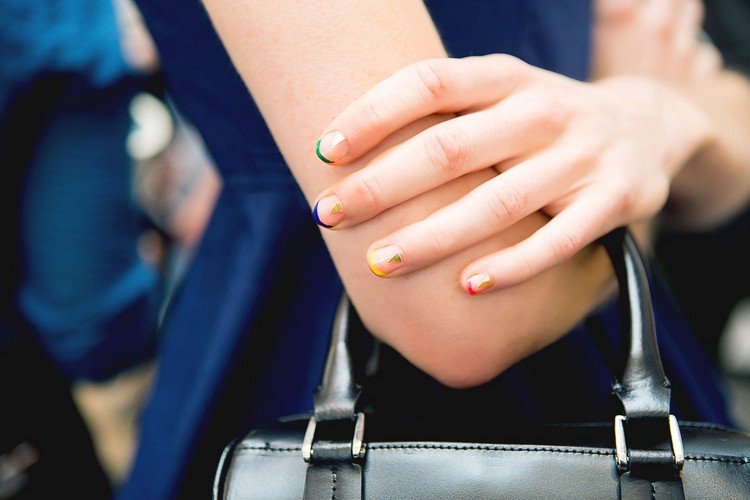 Gör dina egna naglar enkelt Micro French Nails nageltrend