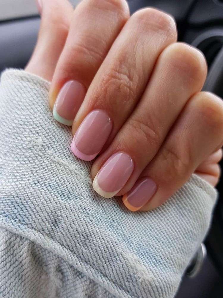 Micro French Nails Nageltrender pastellfärgade spikspetsar