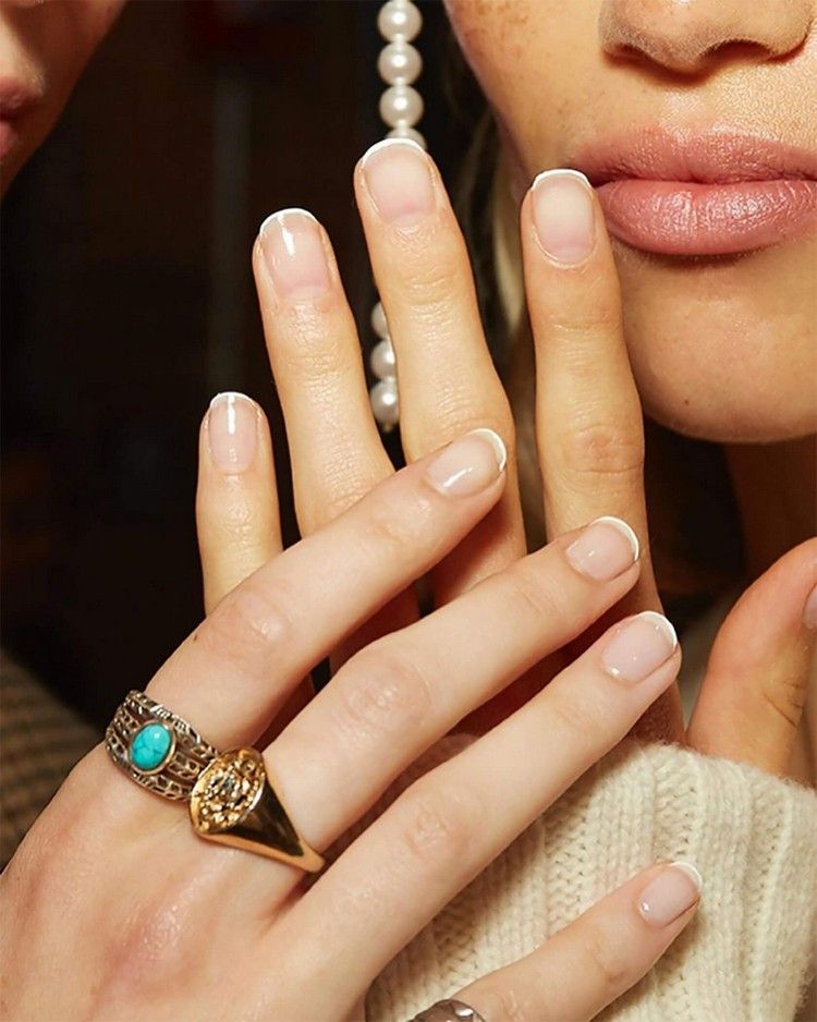 Måla korta naglar Micro French Nails Nageltrend