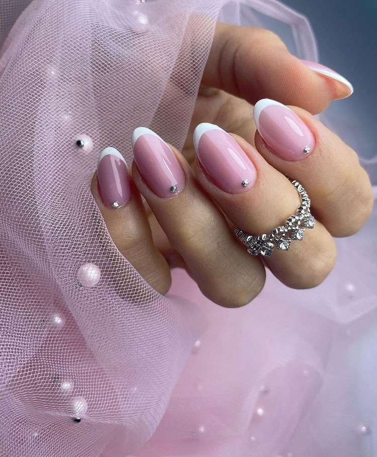 Micro French Nails Den minimalistiska nageltrenden med stort genomslag!