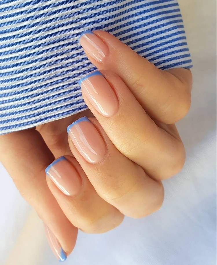 pastellfärgade nageltips nageldesign korta naglar mikro franska naglar nageltrend