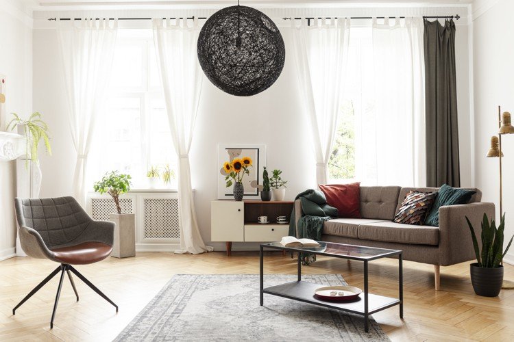 Retro vardagsrum mitten av århundradet modern soffa belysning fåtölj skänk soffbord vitmålade väggar