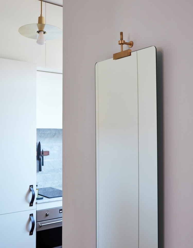 mikro lägenhet liv redigerad 2 korridor köksskåp hängande ljus spegel