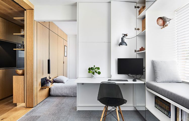 Mikrolägenhet inredning minimalistisk design vitt vardagsrum sittgrupp sänghylla utfällbar tv-stol bokhylla
