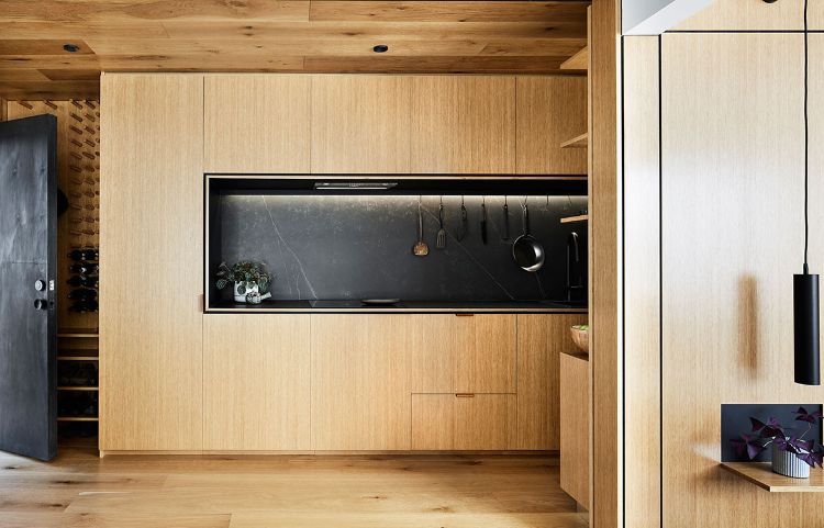 Mikro lägenhet inredning minimalistisk design 70 -tals stil träpanel kök svart marmor integrerat trätak