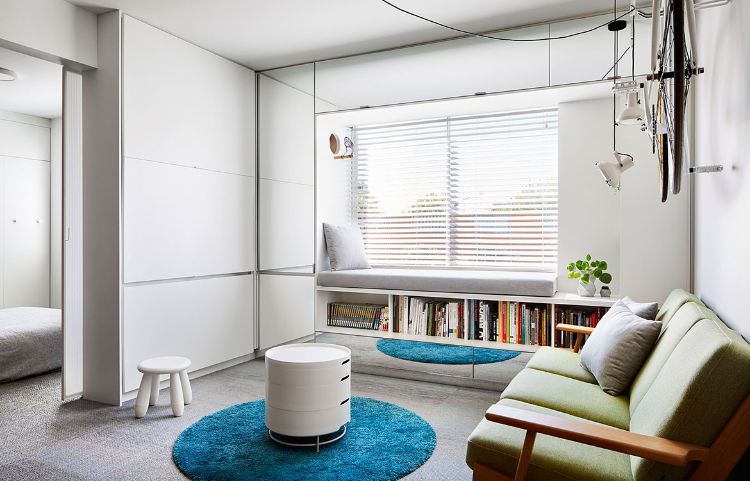 mikro-platt inredning minimalistisk design vitt vardagsrum sittgrupp sängkuddar blind soffa mysigt maximera ljuset